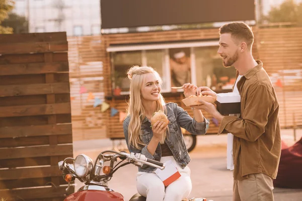 Pareja Joven Comiendo Papas Fritas Hamburguesa Cerca Camión Comida — Foto de Stock