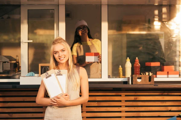 Chefs Souriants Avec Menu Regardant Caméra Près Camion Nourriture — Photo