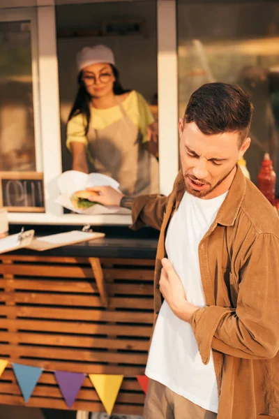 Customer Touching Body Rejecting Burger Chef Food Truck — Free Stock Photo