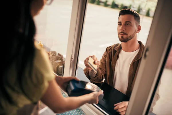 Cropped Image Handsome Customer Paying Credit Card Food Food Truck — Stock Photo, Image