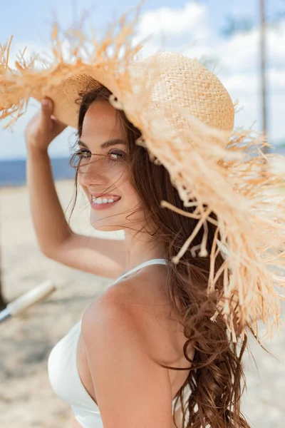 Χαρούμενα Ελκυστική Κοπέλα Ποζάρει Ψάθινο Καπέλο Καλοκαίρι — Φωτογραφία Αρχείου