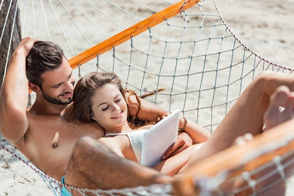 Smiling Couple Using Digital Tablet While Relaxing Hammock Beach — Stock Photo, Image