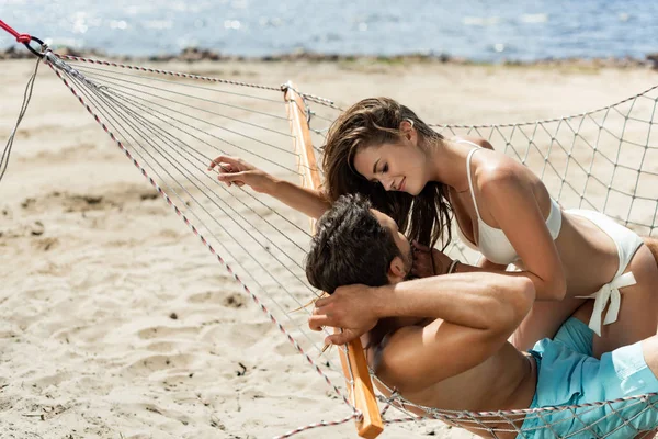 Beautiful Couple Embracing Hammock Beach Sea — Stock Photo, Image