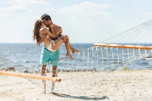 Homem Segurando Namorada Mãos Beijando Praia Com Rede Primeiro Plano — Fotografia de Stock