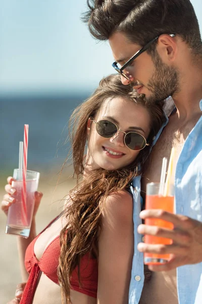Happy Couple Sunglasses Hugging Holding Cocktails — Stock Photo, Image
