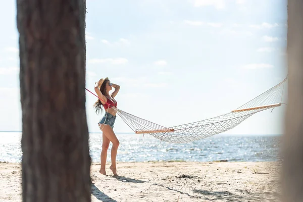 Flicka Stråhatt Som Poserar Stranden Med Hängmatta Och Blå Himmel — Stockfoto