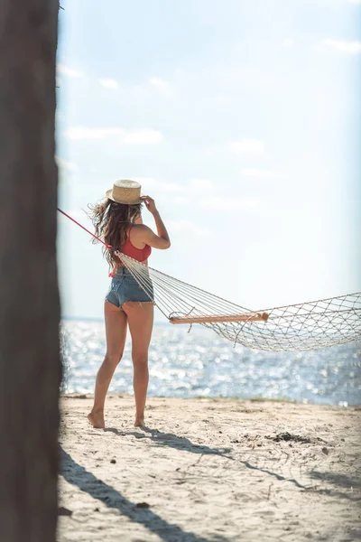 Rear View Young Woman Straw Hat Walking Sea Beach Hammock — Free Stock Photo