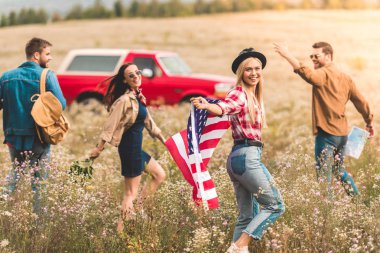 Grup Genç Amerikan yemek gezginler çiçek alanı tarafından yürüyüş bayrak ile