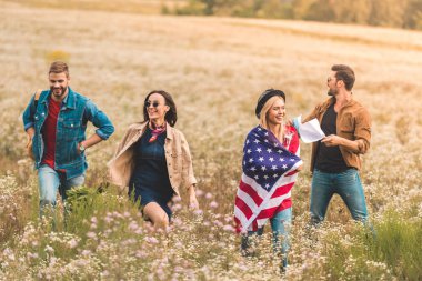çiçek alanı tarafından yürüyüş bayrak ile genç Amerikalı grup