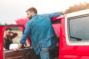 yakışıklı genç adam alanındaki kırık araba motoru ile