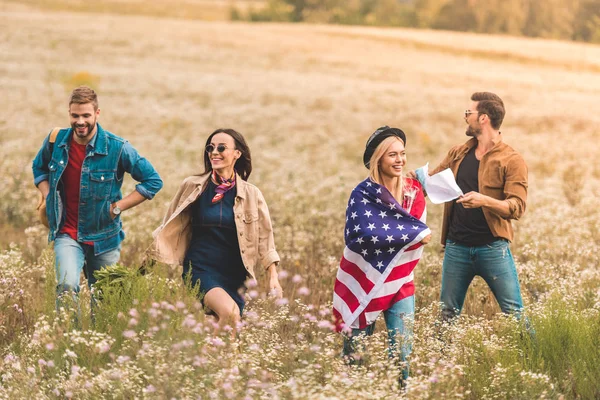 Groep Van Jonge Amerikanen Met Vlag Wandelen Door Bloem Veld — Stockfoto