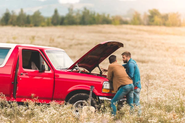 Tineri Frumosi Care Uita Motorul Masina Spart Teren — Fotografie, imagine de stoc