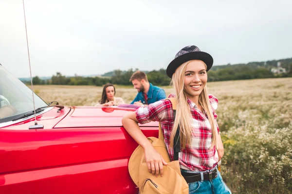 Feliz Joven Mujer Recostado Nuevo Coche Campo Durante Viaje Mientras — Foto de stock gratuita