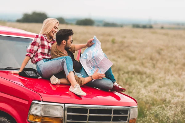 Beautiful Young Couple Sitting Car Engine Hood Navigating Map — Stock Photo, Image
