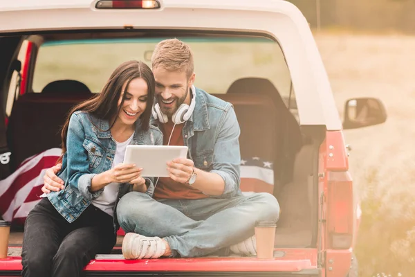 Vackra Unga Par Använda Surfplatta Medan Sitter Bilen Stammen Resa — Stockfoto