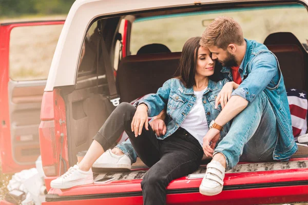 Belo Jovem Casal Abraçando Carro Tronco Durante Viagem — Fotografia de Stock