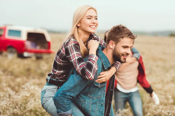 Attractive Young Woman Piggybacking Boyfriends Back — Stock Photo, Image