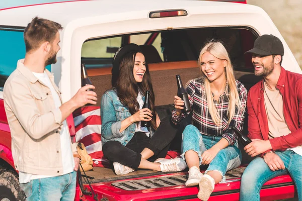 Група Молодих Людей Пиво Спілкується Сидячи Багажнику Автомобіля Природі — стокове фото