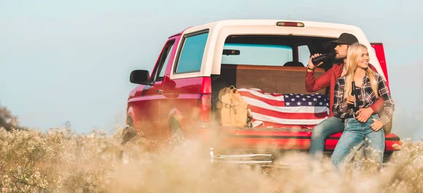 Hermosa Pareja Joven Sentados Juntos Maletero Del Coche Beber Cerveza — Foto de Stock