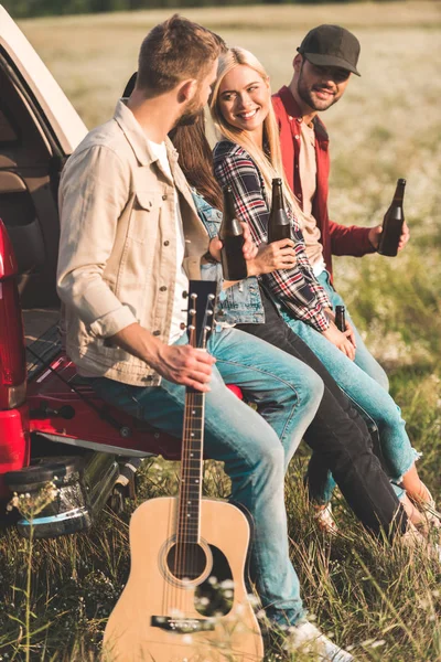 Group Young Friends Drinking Beer Chatting While Sitting Car Trunk — Stock Photo, Image