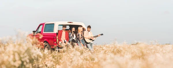 Group Young Friends Drinking Beer Playing Guitar While Relaxing Car — Stock Photo, Image