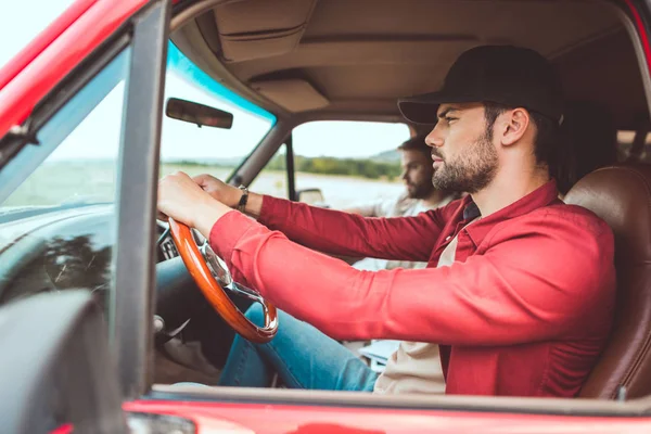 Seitenansicht Von Ernsthaften Jungen Männern Die Auto Feld Fahren — Stockfoto