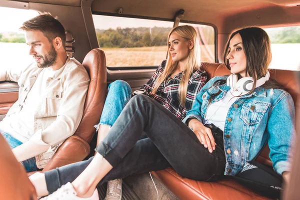 Feliz Grupo Amigos Sentados Coche Durante Viaje — Foto de Stock