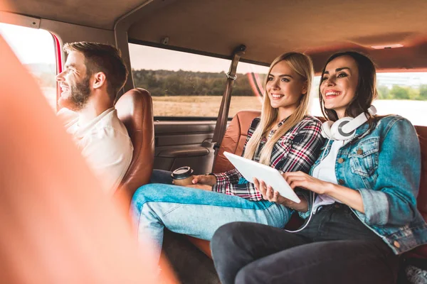 Junge Gruppe Von Freunden Sitzt Während Der Fahrt Auto — Stockfoto