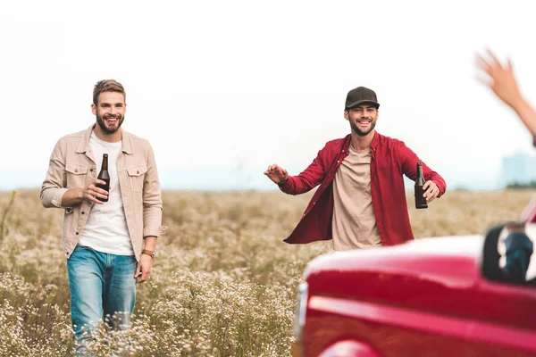 Jóvenes Felices Con Cerveza Corriendo Coche Campo — Foto de Stock