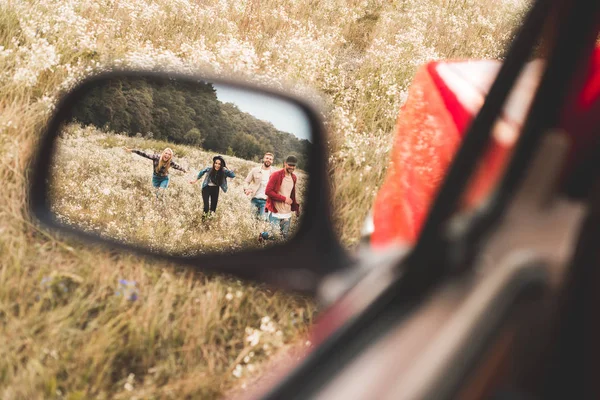 Espelho Carro Reflexo Grupo Jovens Correndo Por Campo — Fotografia de Stock