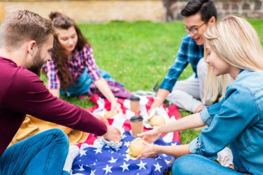 Burger ve Amerikan bayrağı Park'ta dinlenme çok ırklı öğrencilerle 