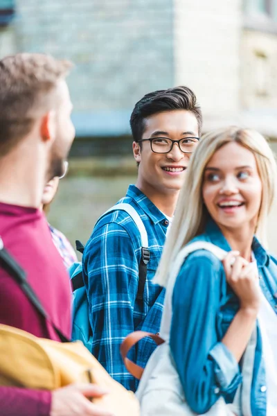 Selektivní Fokus Mnohonárodnostní Studentů Chůzi Ulici Dohromady — Stock fotografie