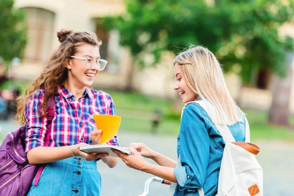 Ritratto Studenti Felici Con Zaini Nel Parco — Foto Stock