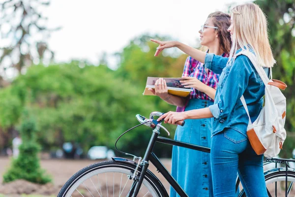 Side View Young Woman Bicycle Pointing Away Classmate Street — Stock Photo, Image