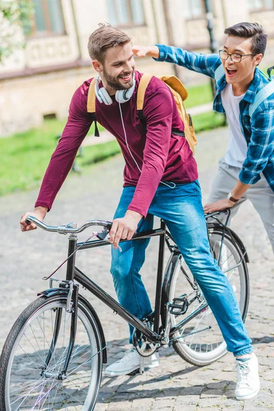 Estudantes Multiétnicos Alegres Com Mochilas Bicicleta Rua — Fotografia de Stock