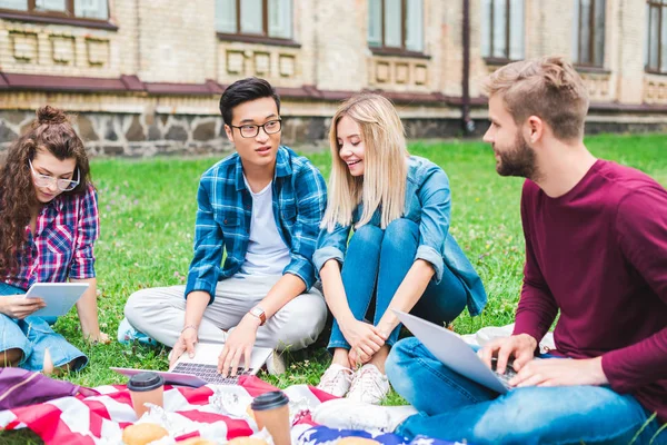 Multicultural Students Digital Devices Coffee American Flag Resting Green Grass — Stock Photo, Image