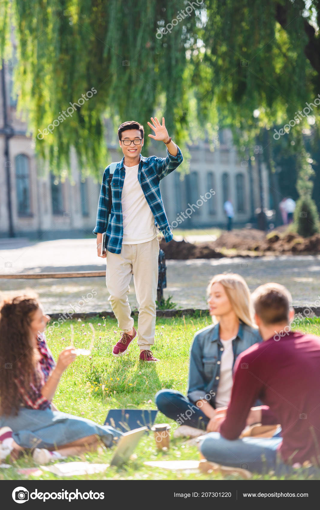以大学为背景的多种族学生在公园里休息 免费图库图片 C Arturverkhovetskiy