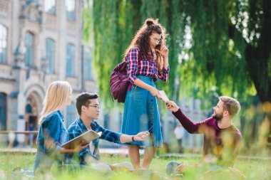 Park arka plan üzerinde Üniversitesi ile çok ırklı öğrencileri