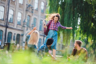 Park arka plan üzerinde Üniversitesi ile dinlenme çok ırklı öğrenciler