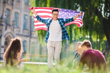 çok kültürlü öğrenciler yaz Park Amerikan bayrağı ile