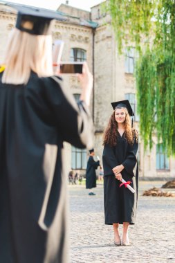 diploma university yakınındaki mezuniyet sırasında ile sınıf arkadaşı kadın alarak resmin kısmi görünümü