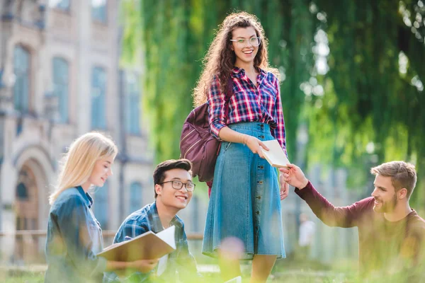 Étudiants Multiraciaux Étudiant Dans Parc Avec Université Sur Fond — Photo