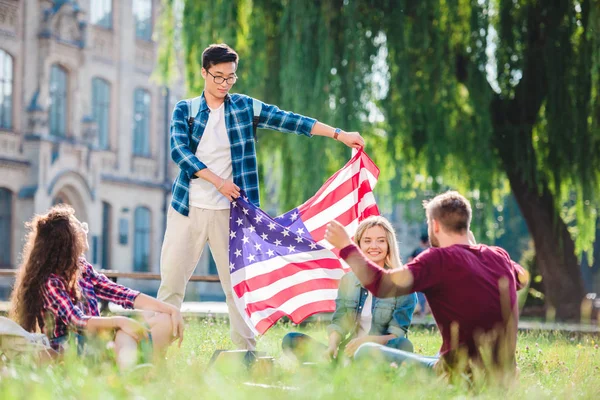 Estudiantes Multiculturales Con Bandera Americana Parque Verano — Foto de Stock