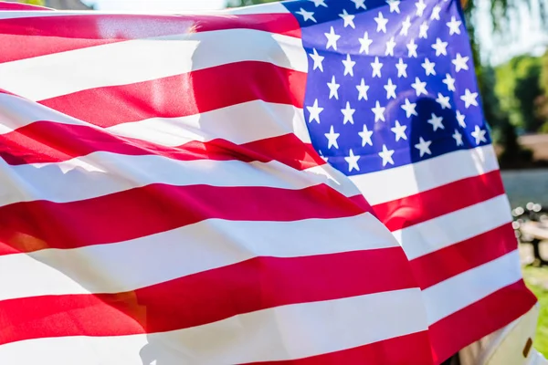 Částečný Pohled Člověka Drží Americká Vlajka Ruce Parku — Stock fotografie