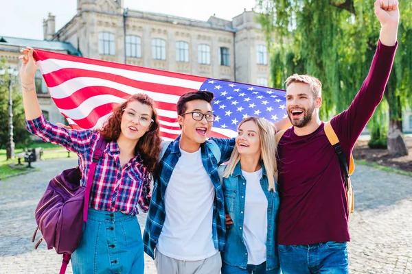Retrato Estudiantes Multiculturales Sonrientes Con Bandera Americana Parque —  Fotos de Stock