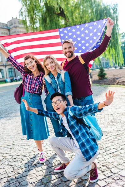 Усміхнені Мультикультурні Студенти Американським Прапором Парку — стокове фото