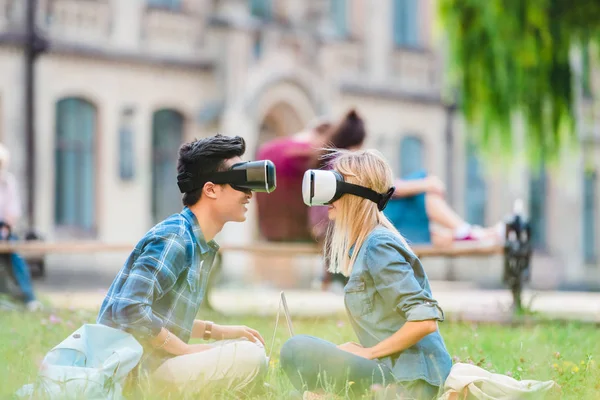 Samping Tampilan Siswa Multikultural Virtual Reality Headset Dengan Laptop Duduk — Stok Foto