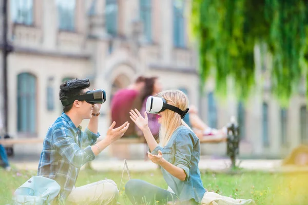 Seitenansicht Multikultureller Studenten Virtual Reality Headsets Mit Laptops Die Auf — Stockfoto