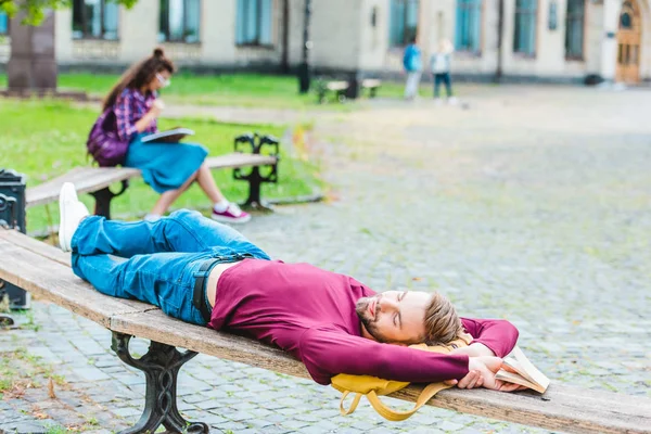 Focus Selettivo Dello Studente Che Dorme Panchina Legno Nel Parco — Foto stock gratuita