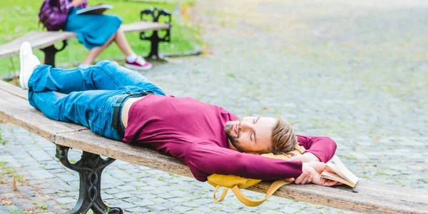 Focus Selettivo Dello Studente Che Dorme Panchina Legno Nel Parco — Foto Stock